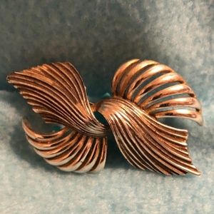 Flowing Curled Leaf Pin Brooch